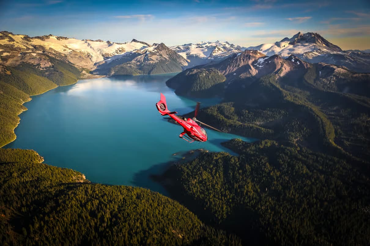 Helicopter tour from Whistler with a glacier landing - vue 2