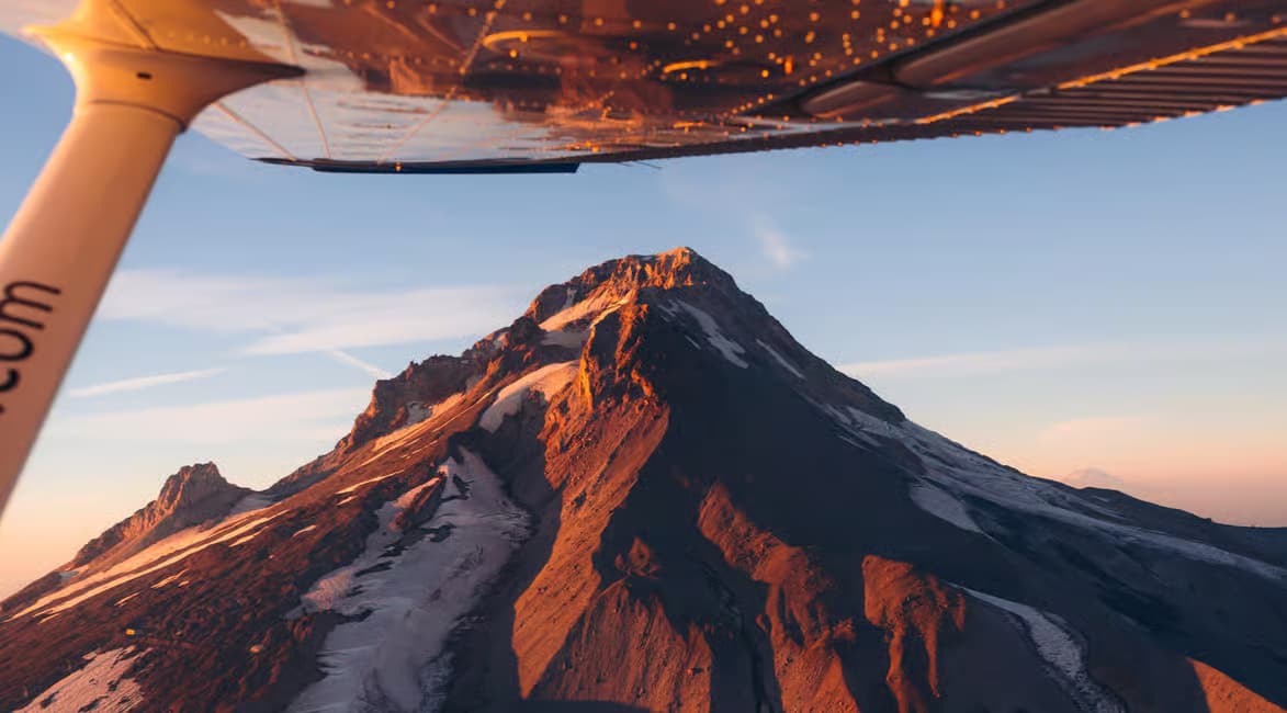 Airplane flight to Mount Hood departing from Portland Airplane flight to Mount Hood departing from Portland